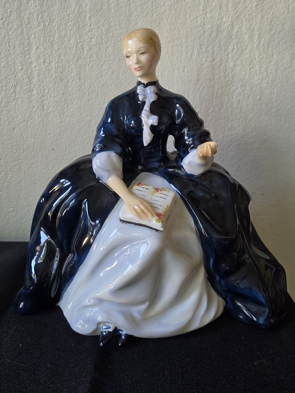 Royal Doulton Figurine Laurianne HN 2719